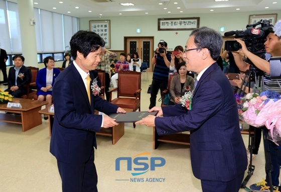 NSP통신-당선증을 받고 있는 김승환 교육감 (전라북도교육청)