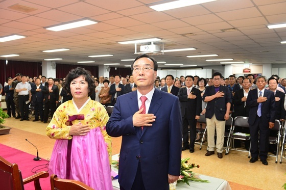 NSP통신-3선의 고창군정 12년 일정 마무리하는 이강수 고창군수 내외 (고창군)