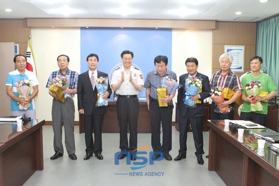 NSP통신-정년 퇴직과 명예 퇴직하는 선배 경찰관들에게 경의를 표했다 (전주완산경찰서)