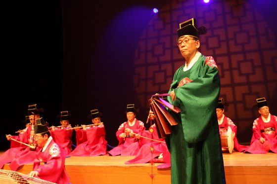 NSP통신-1일 전주 한국소리문화의 전당에서 개최된 제4회 한국의 풍류 공연에서 정재국 명인(오른쪽)의 집박을 시작으로 양주풍류악회가 수제천을 연주하고 있다. (해태제과 제공)