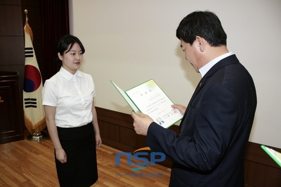 NSP통신-인턴사원에게 수료증을 전달하고 있는 최덕률 부산경남본부장. (코레일 제공)