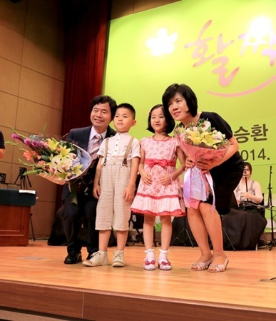 NSP통신-김 교육감 내외가 꽃다발을 받고 아이들과 키높이를 맞추며 촬영을 했다 (전라북도교육청)