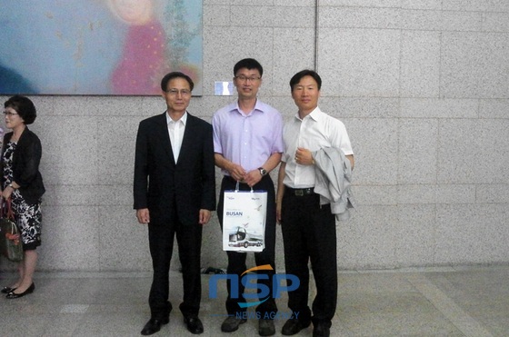 NSP통신-정태찬 기관사(가운데)와 사업소 직원들. (코레일 제공)