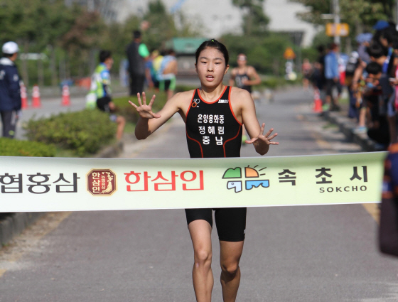 NSP통신-2014 인천 아시안게임 트라이애슬론 혼성릴레이 대표 선발전에서 정혜림 선수(1위)가 결승선을 통과하고 있다 (농협홍삼 제공)