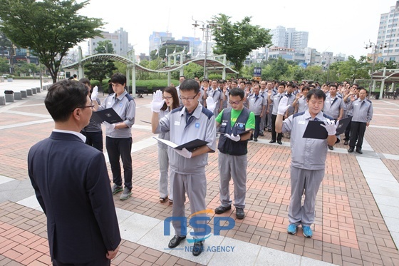 NSP통신-한국지엠 군산공장 정상화를 위해 임직원들이 결의문을 낭독하고 있다 (전라북도)