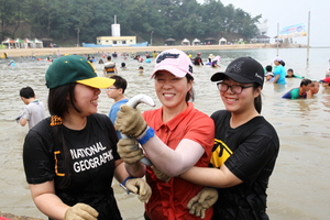 [NSP PHOTO]함평군, 돌머리해변 뱀장어 잡기 체험행사 열려