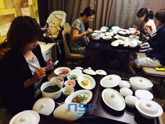 NSP통신-일본 파워블로거들이 10일 오후 서울 서초구의 한 산후조리원에서 준비한 한국식 전통산후조리 식사를 하고있다.