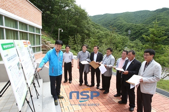NSP통신-현장 관계자로부터 보고를 받고 있는 김 의장과 도의원 (전라북도의회)