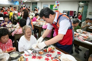 [NSP PHOTO]한전 전북 재능기부단, 전북노인복지관서 삼계탕 대접 박수