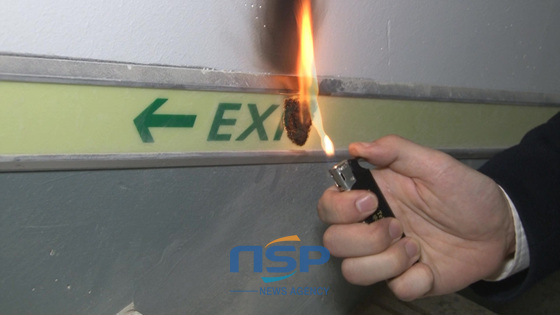 NSP통신-부산국제금융센터 비상계단실에 설치된 축광유도표지에 불을 붙이자 검게 타고 검은 연기와 함께 유독가스가 나오고 있다.
