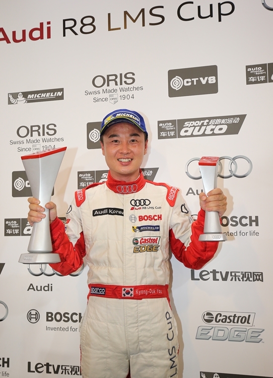 NSP통신-팀 아우디 코리아의 유경욱 선수가 아우디 R8 LMS컵 4라운드에서 3위와 딜러임포터 부문 1위 시상을 하고 있다.