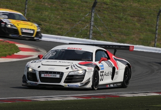 NSP통신-팀 아우디 코리아의 유경욱 선수가 주말 일본 후지 스피드웨이에서 열린 아우디 R8 LMS컵 4라운드에서 최고의 기량을 선보이고 있다.
