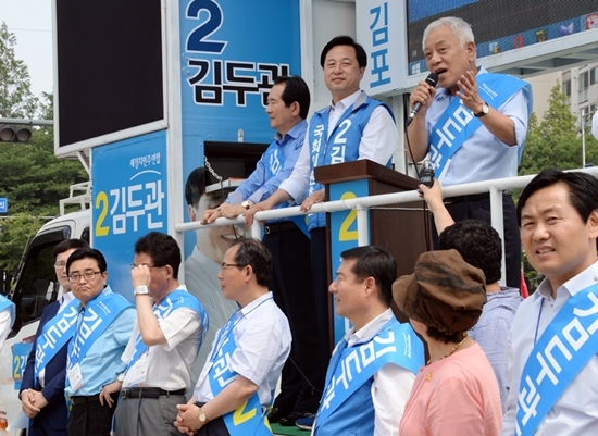 NSP통신-김한길 새정치연합 공동대표가 김포시 유세에서 김두관 후보 지지를 호소하고 있다.