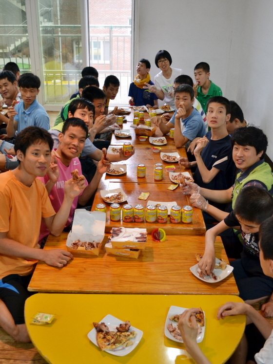 NSP통신-서울 구세군 후생원을 방문해 팔도비빔면을 끓여주고 아이들과 함께 과일을 먹으며 즐거운 시간을 가졌다 (팔도 제공)