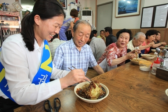 NSP통신-권은희 후보가 29일 수완동 한 음식점이 주최한 어르신 초청 음식나눔 행사장을 찾아 한 노인의 짜장면을 비벼주고 있다.