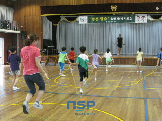 NSP통신-담양군이 창평초교 비만학생 등을 대상으로 실시하고 있는 음악줄넘기 교실. (담양군)