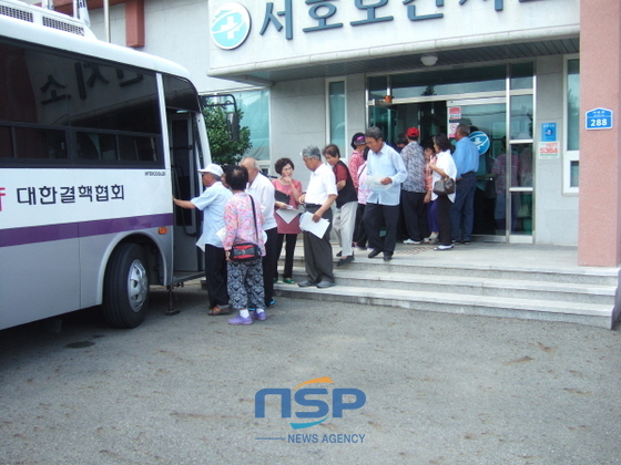 NSP통신-영암군이 지역 어르신들을 대상으로 엑스선 이동검진을 실시하고 있다. (영암군)