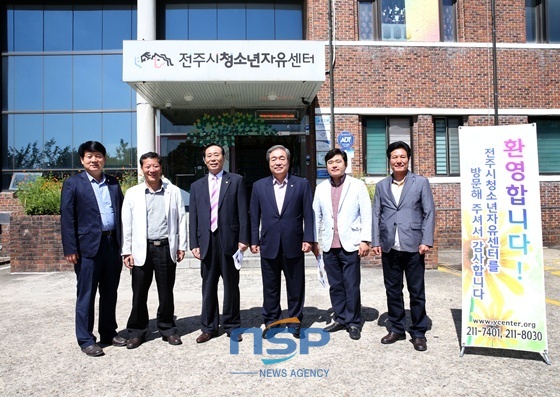 NSP통신-박 의장은 시의원과 함께 전주시청소년자유센터를 방문해 현장활동을 펼쳤다 (전주시의회)