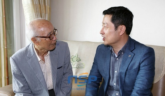 NSP통신-애국지사 이일남 옹(左)을 찾아 허승욱 도 정무부지사가 감사의 뜻을 전하는 모습 (충남도)