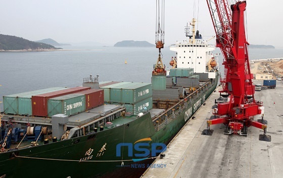 NSP통신-대산항 컨테이너 선적 사진 (서산시)