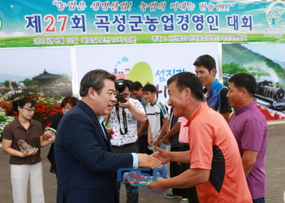 NSP통신-유근기 곡성군수가 지난 12일 곡성군농업경영인대회에서 참석자들과 인사를 나누고 있다. (곡성군)