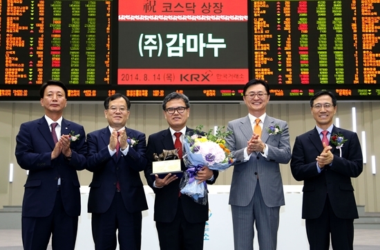 NSP통신-상장기념패 전달 후 기념촬영 왼쪽부터 강홍기 한국IR협의회 부회장, 김재준 한국거래소 코스닥시장위원회 위원장, 김상기 (주)감마누 대표이사, 유상호 한국투자증권 대표이사, 김원식 코스닥협회 부회장
