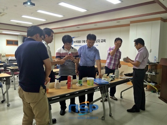 NSP통신-14일 코레일 부산경남본부 구매 담당자들이 녹색제품을 체험해보고 있다. (코레일 제공)