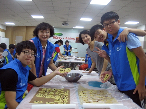 NSP통신-지난 13일 대구 중구 소재 신한은행 대구금융센터에서 진행된 해피쿠킹 자원봉사 활동에 참여한 고객과 고객 자녀들이 지역아동센터 아이들을 위해 쿠키를 만들고 있다.
