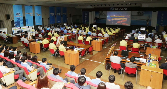 NSP통신-대구은행 임직원들이 본점 지하강당에서 비상소집 후 훈련을 받으며 을지연습을 실시하고 있다.