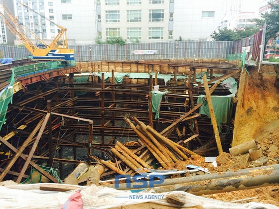 NSP통신-부산 해운대구 좌동 투모로우 오피스텔 건축 현장에서 철골 구조물이 지하로 내려앉은 모습.
