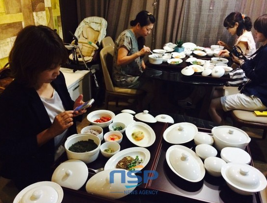 NSP통신-日本パワーブロガーたちが先月10日午後、ソウル瑞草区の産後調理員で準備した韓国伝統産後の食事をしている。