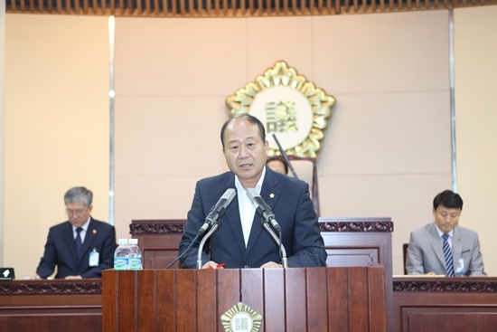 NSP통신-김영식 고양시의원이 최성 시장을 상대로 시정질의에 나서고 있다.