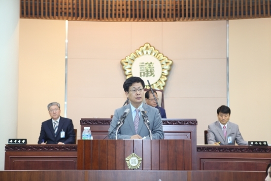 NSP통신-최성 고양시장이 고양시의회에서 발언하고 있다.