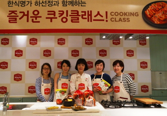 NSP통신-CJ제일제당 추석 명절요리 쿠킹 클래스 주간인 지난 26일 김치 브랜드 하선정이 명절 느끼함 탈출! 하선정 특급 명절 레시피를 주제로 쿠킹 클래스를 개최한 가운데 참가자들이 권주희 강사와 함께 100% 국내산 천일염으로 절여 아삭한 김치를 활용한 김치전골과 꼬치전, 육원전을 직접 만들어 선보이고 있다. (CJ제일제당 제공)