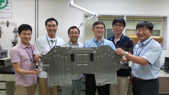 NSP통신-르노삼성_세계최초 마그네슘 판내 양산차 프로젝트에 참여한 르노삼성자동차 소속 엔지니어들