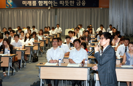 NSP통신-서울 중구 태평로 소재 신한은행 본점에서 열린 협력사 임직원 초청 금융세미나에서 협력사 임직원들이 신한은행 전문가로부터 강의를 듣고 있다.