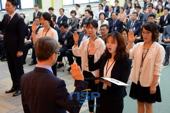 NSP통신-광주광산구가 지난 28일 공직자 343명에 대한 전보인사를 단행한 뒤 임용장을 수여하고 있다. (광주광산구)