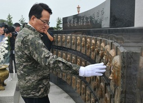 [NSP PHOTO]정의화, 백령도 방문…국군장병 위문․천안함 위령탑 참배