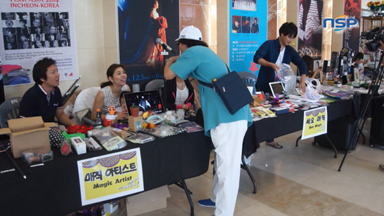 NSP통신-It gained popularity in the last 10 days of visitors opened the Busan International Magic Festival vendors booth.