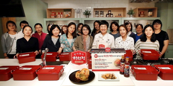 NSP통신-CJ제일제당 김치 브랜드 하선정이 CJ제일제당센터 백설요리원에서 어머니의 사랑에 보답하는 딸들의 김장 이벤트를 연다. (CJ제일제당 제공)