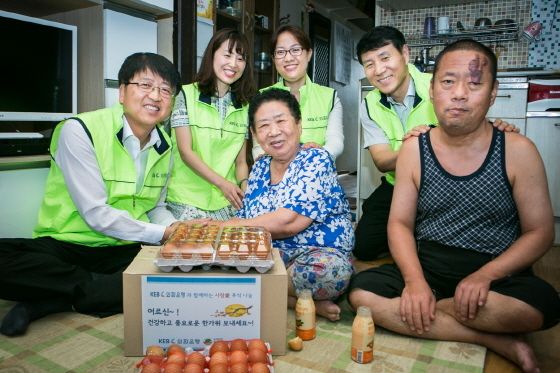 NSP통신-오해혁 외환은행 금융소비자보호센터장(사진 왼쪽)이 직원들과 함께 노원구 소재 빈곤층 독거어르신을 방문해 담소 및 위로의 시간을 갖고 있다.