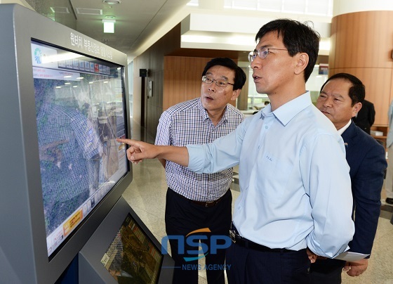 NSP통신-원터치 부동산정보 열람시스템 앞에서 정보검색을 하는 안희정 도지사 (충남도)
