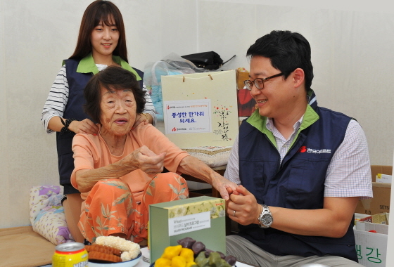 NSP통신-한국야쿠르트 사내 봉사단체 사랑의 손길펴기회 홀몸노인 방문 (한국야쿠르트 제공)