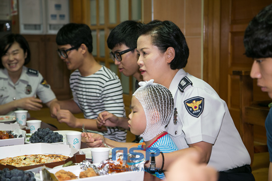 NSP통신-이금형 부산경찰청장이 3일 부산 연제구 아동보호시설인 라온 아동그룹홈을 방문해 아이들과 간식을 나눠 먹고있다.