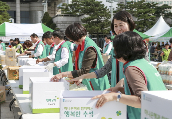 NSP통신-5일 오전, 인천종합문화예술회관 앞 광장에서 하나은행 임직원들이 인천지역 소외계층을 위한 추석 명절 맞이 행복상자 제작 행사에 참여하고 있다.