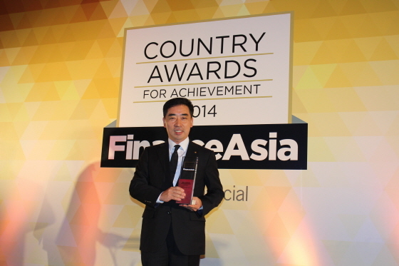 NSP통신-파이낸스아시아지 주최 분야별 최우수 금융기관 시상식에 참석한 강윤철 외환은행 싱가포르지점장이 한국 내 최우수 외국환은행상을 수상 후 기념사진 촬영을 하고 있다.