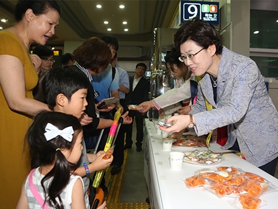 NSP통신-최연혜 코레일 사장이 동대구역에서 열린 귀경객 맞이 행사에서 어린이 손님들에게 다과를 나누어 주고 있다.