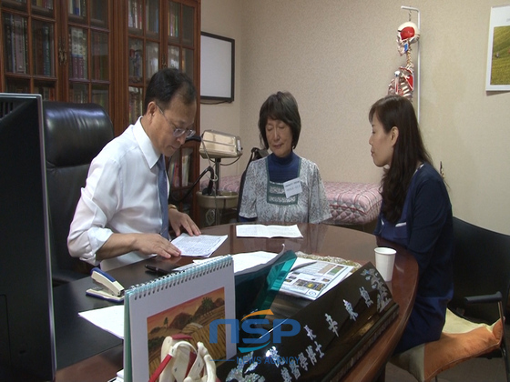 NSP통신-신통한의원 신동훈 원장(왼쪽)이 11일 한의원을 방문한 일본인 환자를 진료하고 있다.