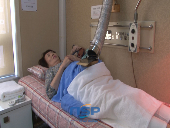 NSP통신-11일 부산 해운대 신통한의원을 방문한 일본인 환자가 쑥뜸 치료를 받고 있다.