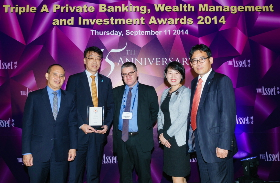 NSP통신-하나은행이 홍콩에서 열린 트리플 A 인베스트먼트 어워즈에서 국내 최우수 프라이빗뱅크 부문을 수상한 후 기념촬영을 하고 있다. 왼쪽부커 바야니 크루즈(Bayani Cruz) 디 에셋지 수석 편집위원, 현권수 하나은행 여의도 골드클럽 PB센터장, 올리버 존스(Oliver Jones) 디 에셋지 수석에디터 , 박현정 하나은행 파크타운지점 VIP PB팀장, 이제환 하나은행 홍콩지점 PB부장.